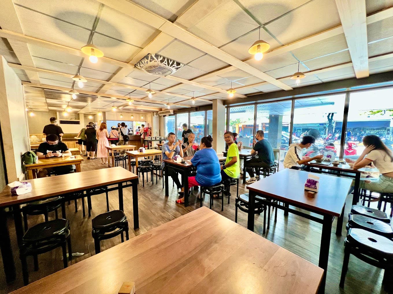 添福麵館長榮店店內環境